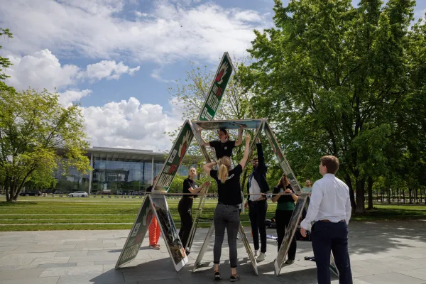 Das drei Meter hohe Kartenhaus aus bedrohten Tierarten steh - Protestaktion der WWFjugend im Mai 2026 vor dem Bundeskanzleramt im Rahmen der HandsOffNature-Kampagne